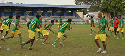 Para pemain Mitra Kukar saat latihan terakhir di Tenggarong kemarin sore sebelum berangkat ke Makassar hari ini