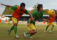 Made Astawa dan Muhammad Rokib berebut bola dalam latihan di Tenggarong tadi sore