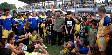 Ketua Umum Mitra Kukar Sugiyanto mengepalkan tangan saat memberikan motivasi kepada seluruh pemain untuk terus berjuang mewujudkan tekad menembus Divisi Utama Liga Indonesia
