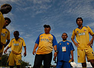 Manajer Tim Mitra Kukar H Fahmi (tengah) menginstruksikan pemainnya untuk bermain lepas menghadapi tuan rumah Persisam
