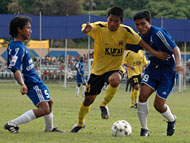 Perjuangan Nova Zaenal (tengah) dkk kini semakin berat dalam mewujudkan ambisi menembus Divisi Utama Liga Indonesia