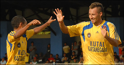 Franco Hita (kanan) merayakan gol yang diciptakannya ke gawang PSSB Bireuen. Kemenangan telak 5-1 mengantar Mitra Kukar kembali menempati posisi 4 Klasemen Sementara Wilayah Barat
