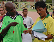 Pelatih Mitra Kukar Vata Matanu Garcia (kiri) didampingi Asisten Pelatih Kardok saat mendata para pemain yang mengikuti seleksi