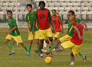 Para pemain Mitra Kukar saat berlatih di Stadion Rondong Demang. Mitra Kukar bertekad untuk kembali memenangkan pertandingan melawan PSM Makassar