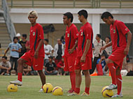 Latihan perdana Mitra Kukar di Stadion Madya Tenggarong Seberang menarik perhatian masyarakat maupun para pekerja