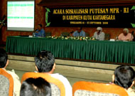 Suasana sosialisasi porduk Keputusan MPR RI dan Pembahasan Materi UUD 45 oleh anggota MPR RI