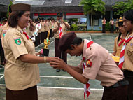Camat Hj Rusmina menerima trofi yang diraih anggota Pramuka Muara Badak