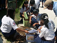 Siswa SMPN 1 Muara Badak saat praktek membuat kompos