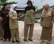 Pelatihan Metode Active Learning berjalan santai karena diselingi dengan permainan yang diikuti seluruh peserta pelatihan