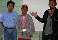 Agustan (tengah), dengan medali yang diperolehnya saat menjadi juara Trilomba tingkat Provinsi Kaltim