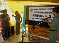 Camat Muara Badak Hj Rusmina membuka selubung papan nama Kantor Kades Salo Cella disaksikan Wabup H Samsuri Aspar dan Asisten I HA Ridwan Sya'ranie