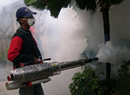 Petugas fogging saat melakukan penyemprotan di salah satu rumah warga Desa Badak Baru