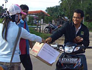 Aksi penggalangan dana oleh pemuda yang tergabung dalam Tim Relawan Bersama Muara Badak