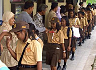 Para siswa SMPN 1 Muara Badak bermaaf-maafan dengan para guru