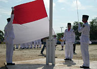 Anggota Paskibra Muara Badak bersiap mengibarkan bendera Merah Putih