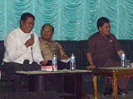 Anggota DRD Kukar Marwan SP saat menanggapi aspirasi warga Muara Badak