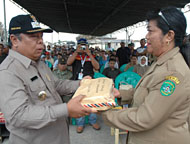 Wabup H Samsuri Aspar menyerahkan bantuan uang tunai sebesar Rp 138 juta kepada Camat Muara Badak Hj Rusmina