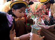 Tangan-tangan terampil anggota Pramuka ketika membuat kerajinan tangan