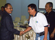 Wakil Kepala Disperindagkop Kota Balikpapan Usman Gumanty SE (kiri) memberikan ucapan selamat kepada Ketua Koperasi Mutiara '83 Bukky Iman Subekti pada Rapat Anggota Tahunan ke-22 belum lama ini