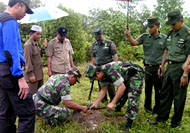 Dandim 0908/Bontang Letkol Inf Jaka Budi Utama saat memulai aksi penghijauan oleh jajaran Koramil 0908-02/Muara Badak