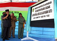 Camat Muara Badak Hj Rusmina membuka selubung papan nama Kantor Kades Gas Alam disaksikan Wabup H Samsuri Aspar
