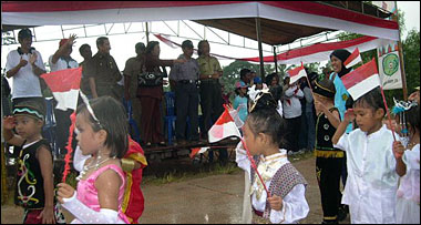 Meski hujan turun, para murid TK tetap bersemangat mengikuti pawai