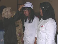 Wakil Kepala Dinkes Kukar dr Emmy Dasimah membuka pelatihan dengan memasangkan topi bantuan VICO Indonesia secara simbolis kepada perwakilan Kader Desa Siaga