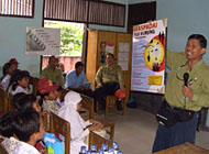 Gaya Ferry Gerungan saat menyampaikan materi penyuluhan di depan siswa SD