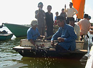 Sang Sanro melemparkan butiran jagung ke laut