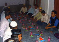 Rombongan Safari Ramadhan bersama jamaah Langgar Baitul Jalal ketika menanti saat berbuka puasa