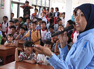 Chinta Estria saat memberikan penyuluhan tentang bahaya merokok bagi kesehatan kepada para pelajar SDN 001 Saliki