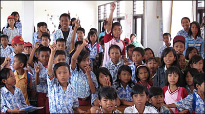 Sejumlah siswa SDN 001 Saliki berebut mengacungkan tangan untuk menjawab pertanyaan yang diajukan