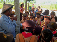 Ketua Kelompok Tani Wono Mulyo, Zakaria, dikerubuti para pelajar SDN 015 Badak Baru