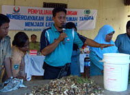 Ketua YPMB Syafrudin ketika memberikan penyuluhan lingkungan kepada ibu-ibu di desa Muara Badak Ulu tadi siang