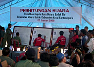 Suasana penghitungan suara Pilkades Muara Badak Ilir yang berlangsung seru