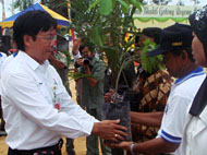 Adrian Paath menyerahkan bibit mangga kepada Camat Muara Jawa Kasran Hamid
