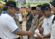 Wabup H Samsuri Aspar menyerahkan secara simbolis bibit pohon kepada Camat Muara Jawa Kasran Hamid