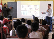 Freddy M Kainde (kanan) saat memaparkan materi tentang Bahaya Merokok Bagi Kesehatan