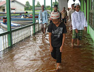 Meski banjir merendam, warga Muara Kaman tetap bersemangat mengikuti Sholat Ied