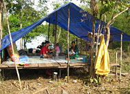 Pengungsi sangat memerlukan kelambu untuk mengatasi gigitan nyamuk di malam hari