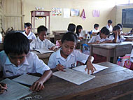 Para siswa SD di Muara Kaman tetap mengikuti Ulangan Umum kendati sekolah mereka terendam banjir