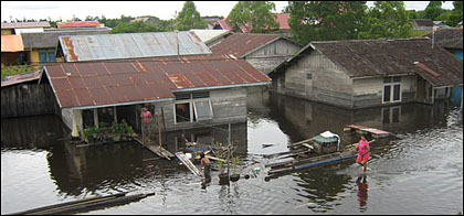Banjir kini merendam hampir separo badan rumah milik warga Muara Kaman