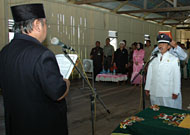 Wabup Kukar H Samsuri Aspar saat mengambil sumpah jabatan Ardiansyah sebagai Kades Muara Kaman Ulu