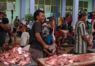 Kesibukan petugas pemotongan daging hewan kurban di kompleks perguruan Muhammadiyah