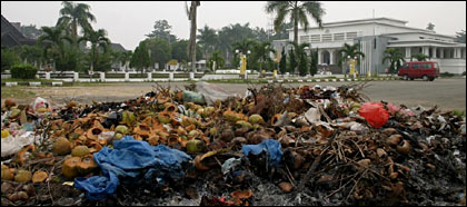 Tumpukan sampah yang dibiarkan menggunung di halaman parkir Museum Mulawarman
