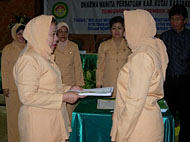 Ketua DWP Kukar lama Ny Hj Siti Qurbah Yusuf menyerahkan memori kerja kepada Ketua DWP Kukar masa bakti 2005-2010 Ny Hj Anna Husni disaksikan Penasehat DWP Hj Dayang Kartini Syaukani dan Sekkab Kukar Husni Thamrin