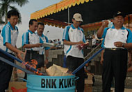 Ketua Badan Narkotika Kabupaten (BNK) Kukar Samsuri Aspar (kanan) dan beberapa pejabat Muspikab saat memusnahkan barang bukti narkoba yang telah diputus perkaranya pada Juni 2007 lalu
