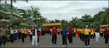 Suasana senam bareng di halaman Planetarium Jagad Raya, Tenggarong, tadi pagi
