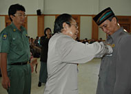 Wagub Kaltim Yurnalis Ngayoh didampingi Sekkab HM Husni Thamrin menyematkan tanda peserta secara simbolis kepada salah seorang utusan Abpedsi Kabupaten