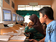 Petugas operator pemutakhiran data penduduk Kukar saat melakukan entri data